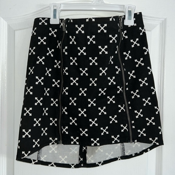 H&M black & white tribal mini skirt size 10 stretchy X pattern - Picture 2 of 8